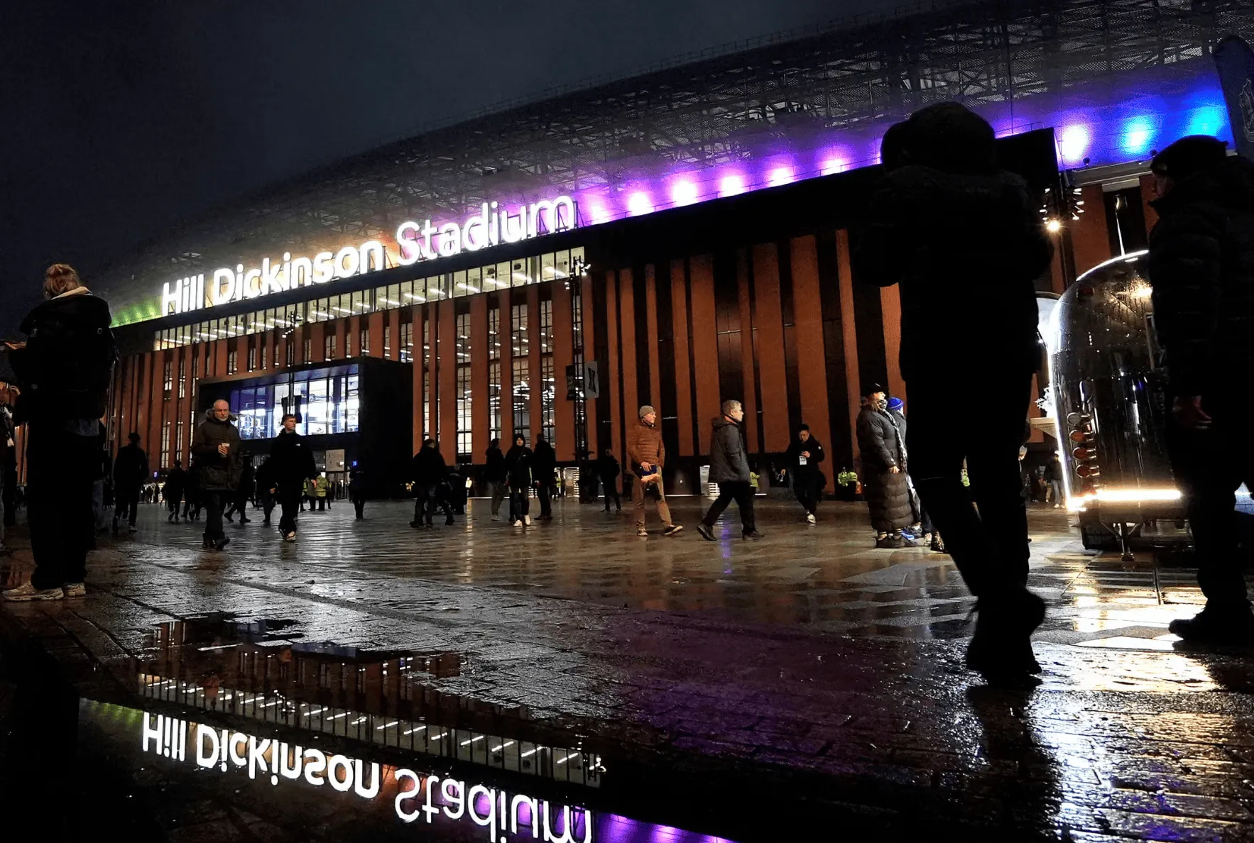 半岛体育网址-埃弗顿新球场吸引米兰等俱乐部考察，但球迷仍对球场不满