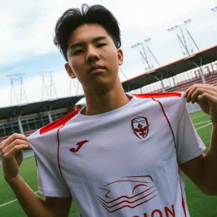 半岛体育在线-英超青训再添中国锋线！18岁张家鸣身披9号，先外租后回归|伯恩利|塞尔维亚|U21|徐彬|梯队_新浪体育_新浪新闻