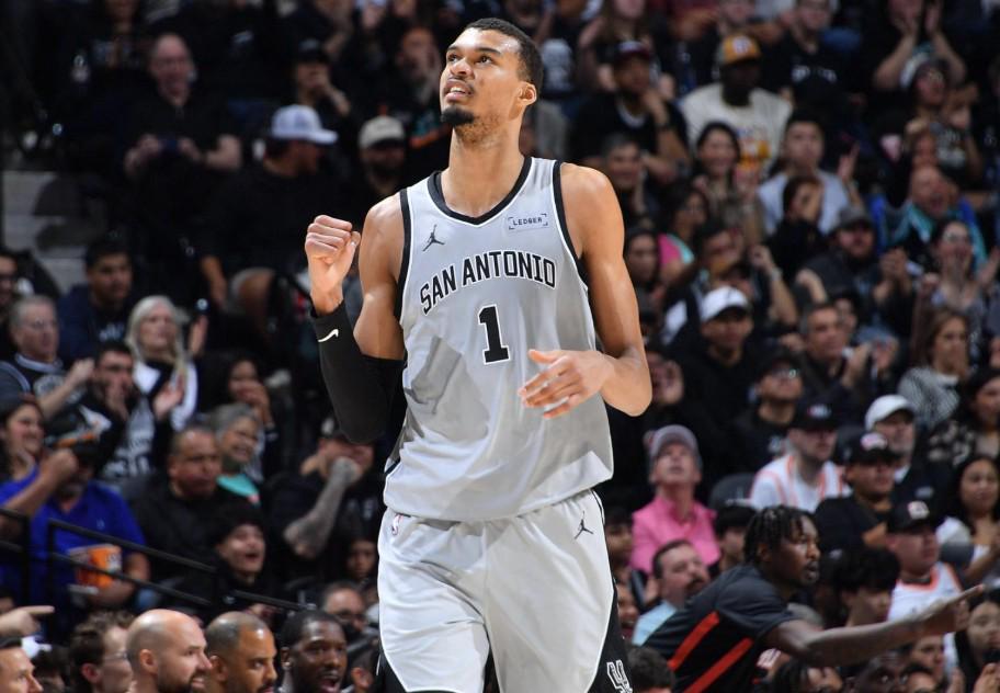 半岛体育-文班：我们破解了火箭的战术，对我来说最重要的是体能恢复