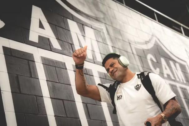 半岛体育官网-米内罗官方：胡尔克被移出今日比赛名单，因收到巴甲球队询价