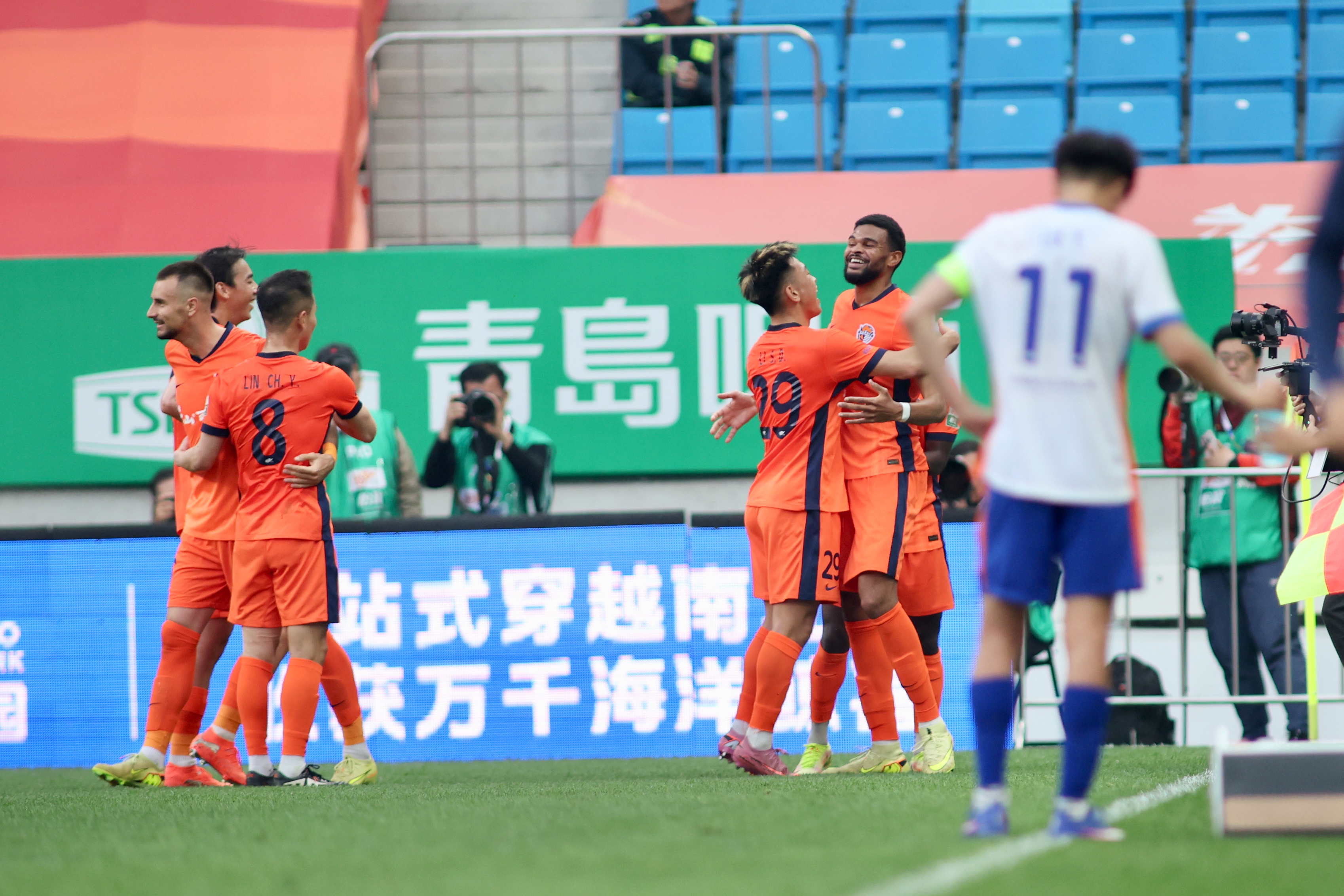 半岛体育APP-十四年来首胜对手！海牛时隔5307天再度战胜泰山，期间11战4平7负